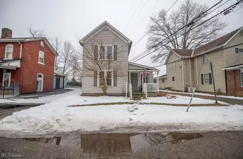 127 8th St NE, New Philadelphia, OH 44663