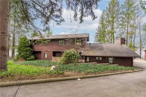 9707 Lakewood Dr NE, Mineral City, OH 44656