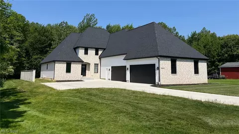 8860 Sharp Rd, Olmsted Twp, OH 44138