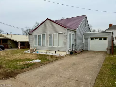 205 40th St, Vienna, WV 26105