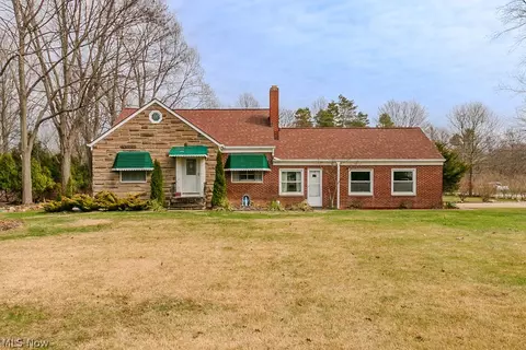 2695 River Rd, Willoughby Hills, OH 44094