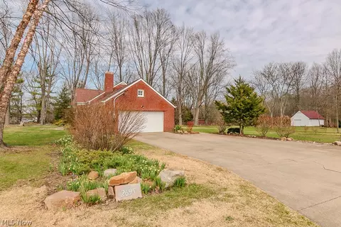 Exterior - 2695 River Rd, Willoughby Hills, OH 44094 photo 5 of 8