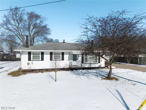 1165 Wayne St, Barberton, OH 44203