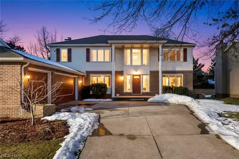 6337 Woodhawk Dr, Mayfield Heights, OH 44124