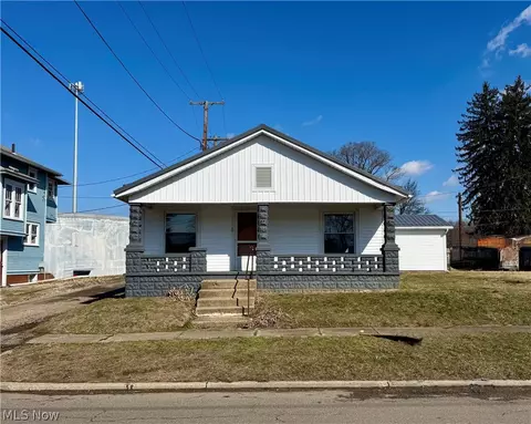 222 Sycamore St, Coshocton, OH 43812