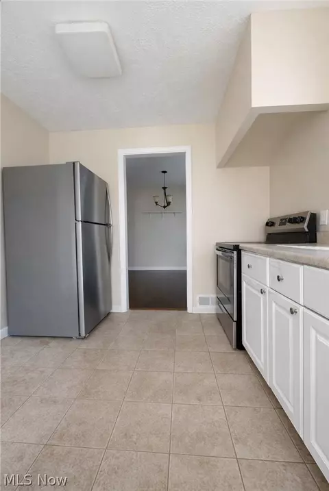 579 E 260th St, Euclid, OH 44132 photo 2