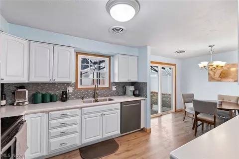 715 Carol Ln, Elyria, OH 44035 photo 10