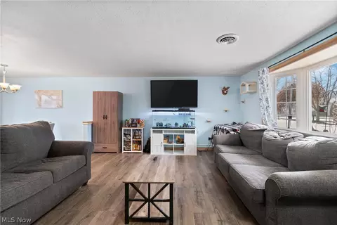 715 Carol Ln, Elyria, OH 44035 photo 4
