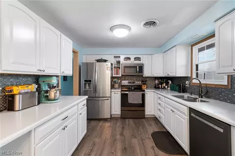 715 Carol Ln, Elyria, OH 44035 photo 9