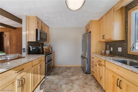 Kitchen - 382 E Mohawk Dr, Malvern, OH 44644 photo 2 of 4