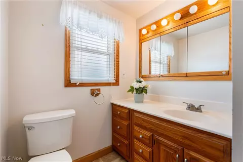 Bath - 382 E Mohawk Dr, Malvern, OH 44644 photo 3 of 5