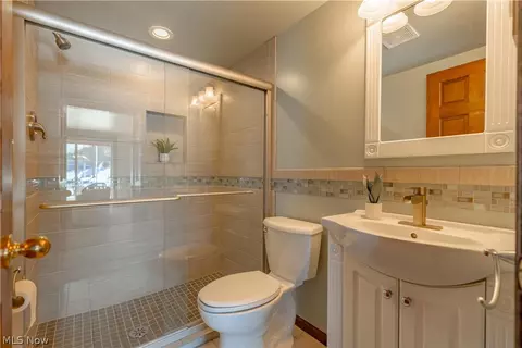Bath - 382 E Mohawk Dr, Malvern, OH 44644 photo 1 of 5