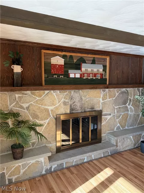 Living - 382 E Mohawk Dr, Malvern, OH 44644 photo 2 of 6