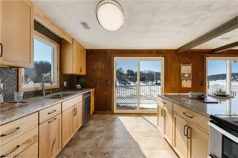 Kitchen - 382 E Mohawk Dr, Malvern, OH 44644 photo 4 of 4