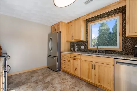 Kitchen - 382 E Mohawk Dr, Malvern, OH 44644 photo 3 of 4