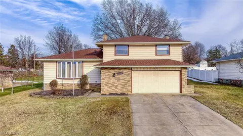 7163 Lee Dr, Parma, OH 44134