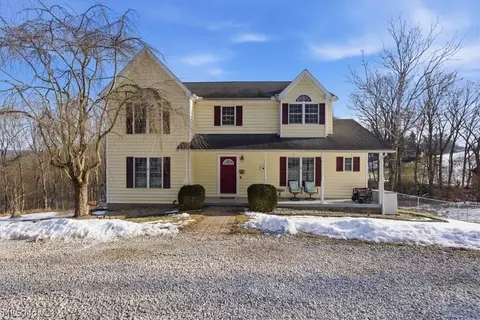 1818 New England Ridge Rd, Washington, WV 26181