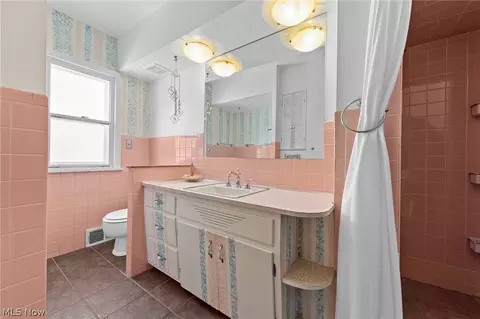 Bath - 6312 E Pleasant Valley Rd, Independence, OH 44131 photo 3 of 6