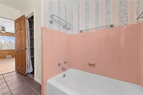 Bath - 6312 E Pleasant Valley Rd, Independence, OH 44131 photo 2 of 6
