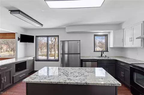 Kitchen - 6312 E Pleasant Valley Rd, Independence, OH 44131 photo 6 of 7