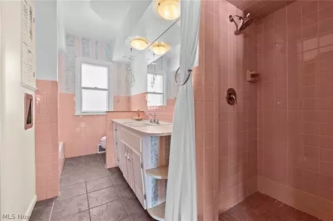 Bath - 6312 E Pleasant Valley Rd, Independence, OH 44131 photo 1 of 6