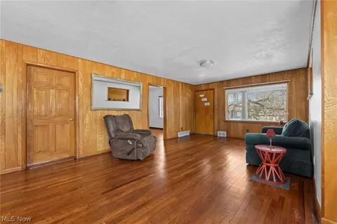 Living - 6312 E Pleasant Valley Rd, Independence, OH 44131 photo 3 of 5