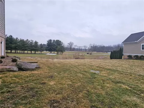 28 Shores Dr, Poland, OH 44514