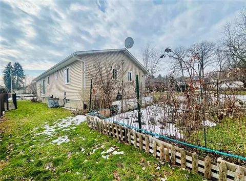 2275 Edwin Ave, Akron, OH 44314 photo 4