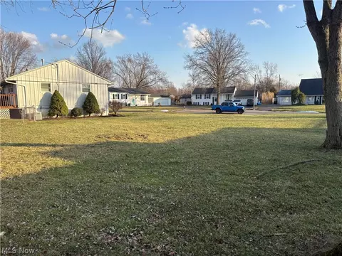 714 Hammer Ct, Elyria, OH 44035 photo 3