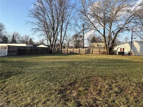 714 Hammer Ct, Elyria, OH 44035 photo 2