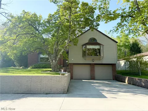 11259 Robson Rd, Grafton, OH 44044