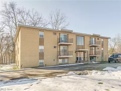 5382 Lee Rd #204, Maple Heights, OH 44137
