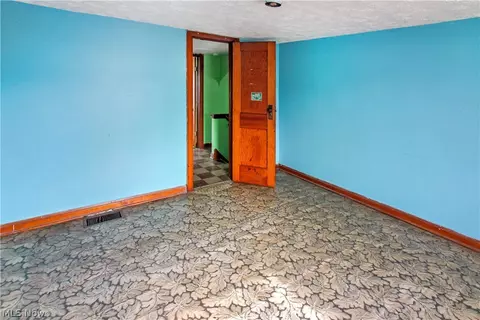 Bedroom - 5860 Woodman Ave, Ashtabula, OH 44004 photo 2 of 4