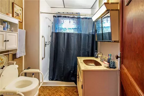 Bath - 5860 Woodman Ave, Ashtabula, OH 44004 photo 1 of 1