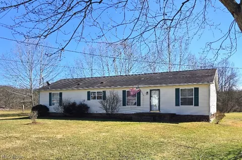 80 Hannah Place Rd, Belpre, OH 45714