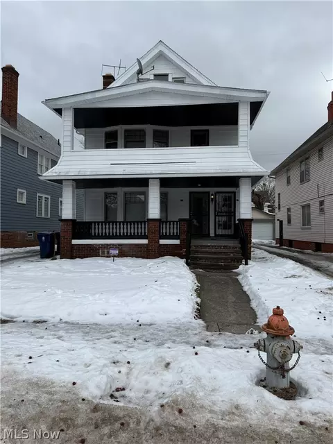 829 Helmsdale Rd, Cleveland Heights, OH 44112