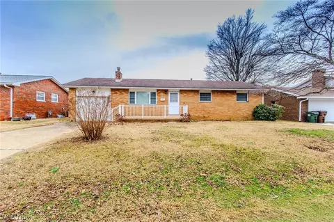 1587 Lois St, Belpre, OH 45714