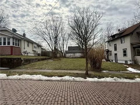 26 Brighton Dr, Akron, OH 44301