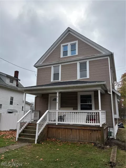 918 Lovers Ln, Akron, OH 44306