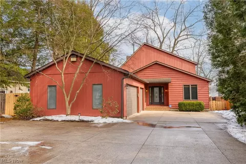 4387 Point Comfort Dr, New Franklin, OH 44319