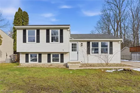 1065 Shadowlawn Dr, Ravenna, OH 44266