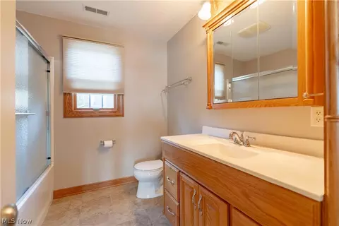 Bath - 376 E Mohawk Dr, Malvern, OH 44644 photo 2 of 3