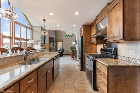 Kitchen - 376 E Mohawk Dr, Malvern, OH 44644 photo 2 of 4