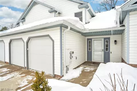 800 Hampton Cir #6, Aurora, OH 44202