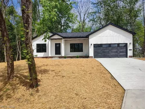 1335 Lake Vue Dr, Roaming Shores, OH 44085