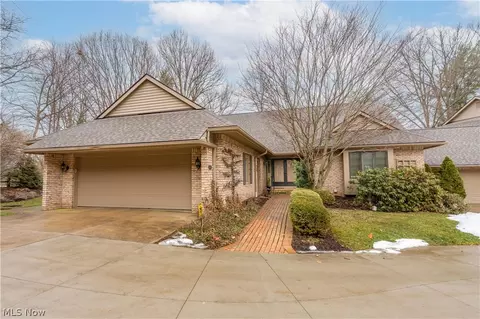 48 La Salle Ct SE, North Canton, OH 44709