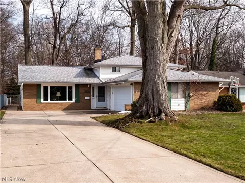 4057 Brendan Ln, North Olmsted, OH 44070