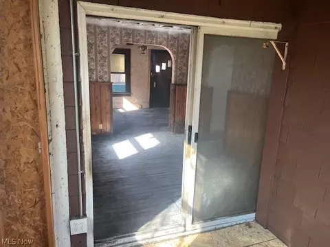 Entry Way - 973 Nevin St, Akron, OH 44310 photo 5 of 7