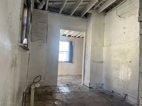 Entry Way - 973 Nevin St, Akron, OH 44310 photo 6 of 7