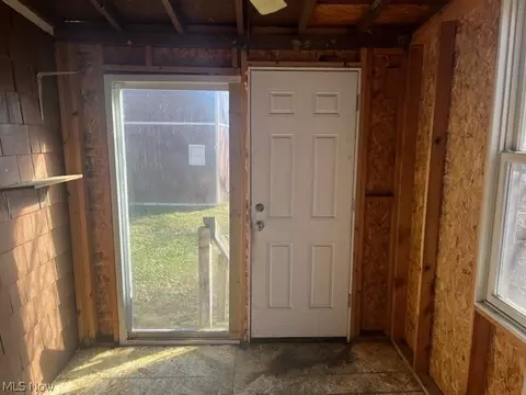 Entry Way - 973 Nevin St, Akron, OH 44310 photo 4 of 7
